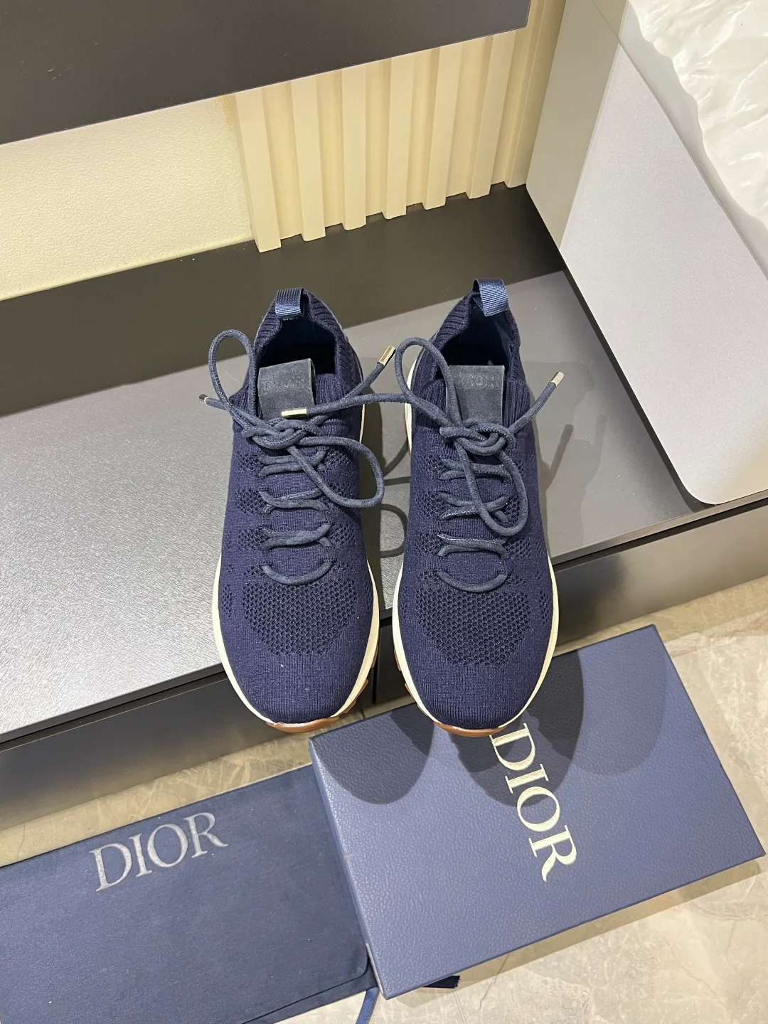 p380 Dior B80 sneakers are a new product of Dior men's series, focusing on comfort and fashion. The upper is made of breathable mesh + fabric splicing, which is lightweight and fits the shape of the foot, making it super comfortable for daily wear. The sole is made of rubber, which has great grip and wear resistance, and is suitable for commuting or light sports. The overall style is simple, the gray tone is versatile, and the shoelaces are adjustable for a more stable fit. Designed by Kim Jones, it is both practical and trendy. It is one of the new hot items in early spring①. size: 38-45 (45 customized)